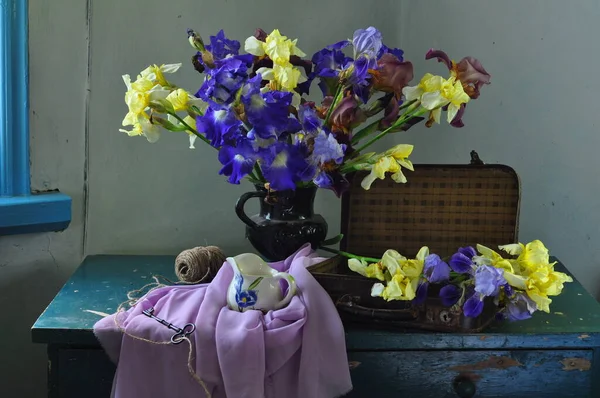 Sepette Bir Buket Mor Çiçek — Stok fotoğraf