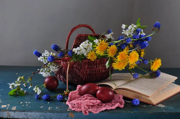 Tahta Bir Arka Planda Güzel Bahar Çiçekleri — Stok fotoğraf