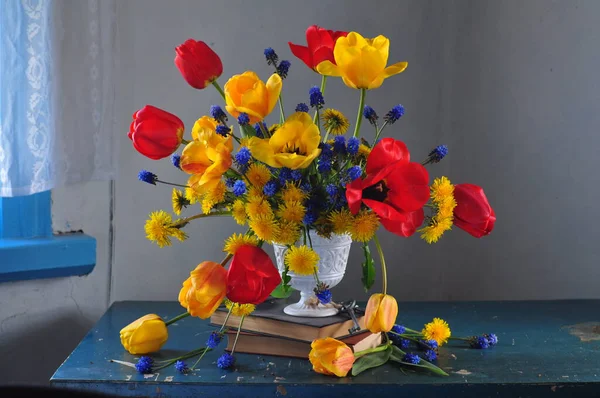 Schöner Strauß Und Blumen — Stockfoto