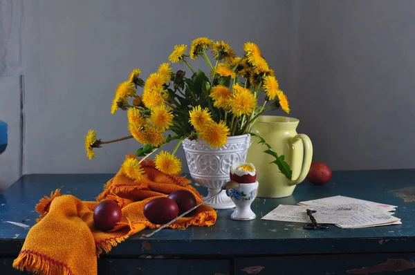 Stillleben Mit Blumenstrauß Und Einer Kanne Tee — Stockfoto