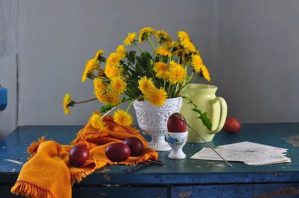 Durgun Sarı Çiçekler Bir Buket Kasımpatı Bir Buket Kırmızı Çiçek — Stok fotoğraf