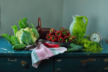 Mutfakta taze sebze var.