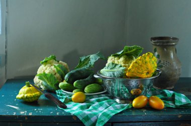 Taze yeşil sebze ve bitkiler cam kavanozlarda