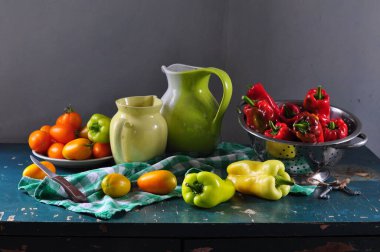 Tahta arka planda bir kasede taze sebzeler.