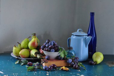 Tahta masada meyveler ve böğürtlenlerle hayat