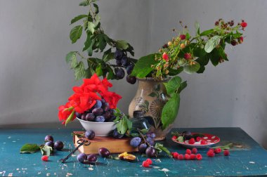 Bir buket taze çiçek ve bir vazoyla durgun bir hayat