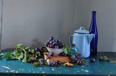 Üzümler, erikler ve bir sürahi meyve suyuyla hayat