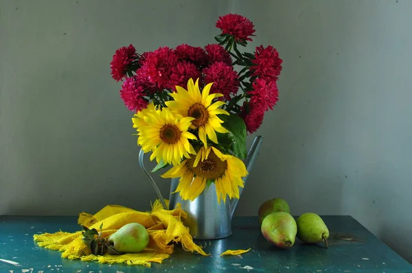 Stillleben Mit Einem Strauß Blumen Äpfeln Und Sonnenblumen Auf Dem — Stockfoto