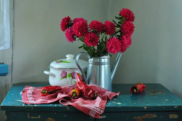 Blumenstrauß Auf Einem Tisch — Stockfoto