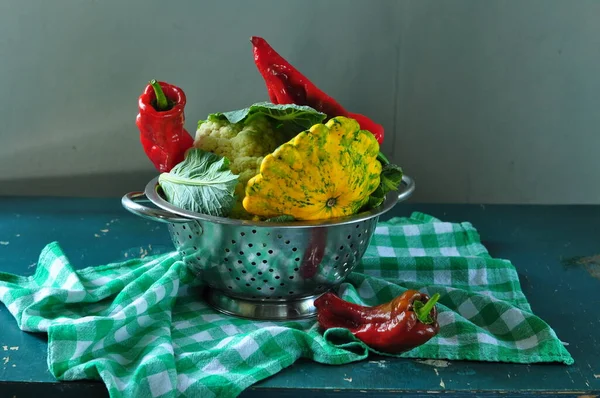 Πράσινη Πιπεριά Και Σκόρδο Πήλινη Κατσαρόλα Πετσέτα Και Χαρτοπετσέτα Λευκό — Φωτογραφία Αρχείου