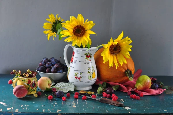 Meyve ve çiçeklerle dolu sakin bir hayat.