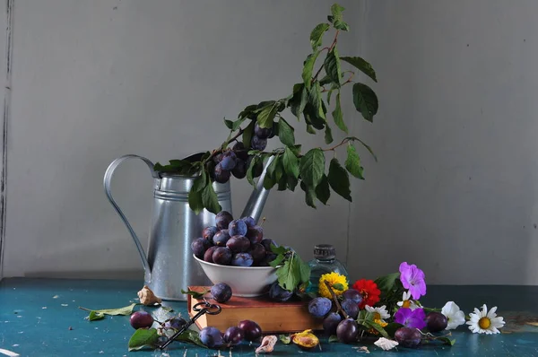 Stillleben Mit Einem Strauß Wildblumen Äpfeln Und Einer Glasvase — Stockfoto
