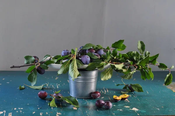 Bouquet Prunes Fraîches Mûres Dans Bocal Verre Sur Une Vieille — Photo