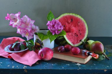 Hayat taze nar çiçekleri ve meyvelerle dolu