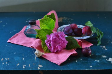 Bir buket taze çiçekle durgun bir hayat