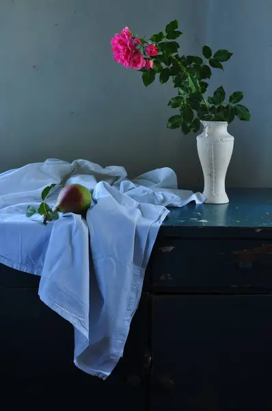 Stillleben Mit Blumen Und Einer Weißen Rose — Stockfoto