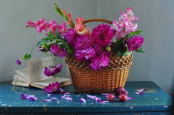 Blumenstrauß Einer Vase Auf Einem Holztisch — Stockfoto
