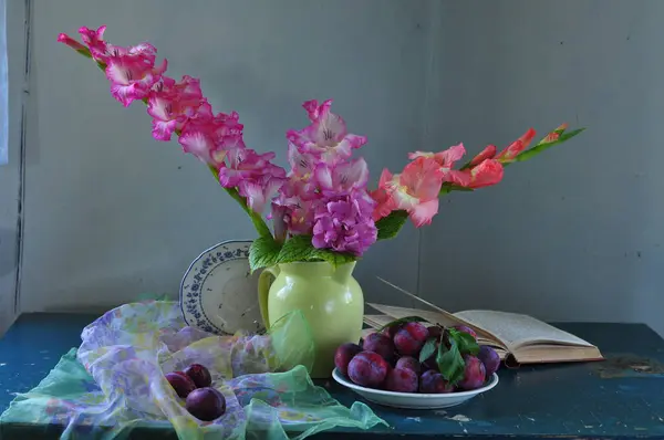 Csendélet Virágokkal Vázával Egy Csokor Rózsaszín Tulipánnal Egy Asztalon — Stock Fotó