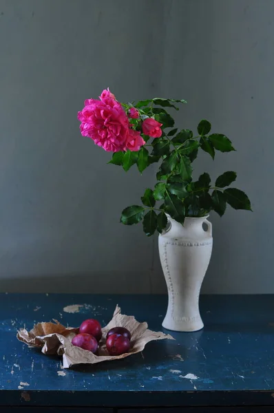 在白桌子上的玻璃瓶里放着一束鲜花 过着平静的生活 — 图库照片