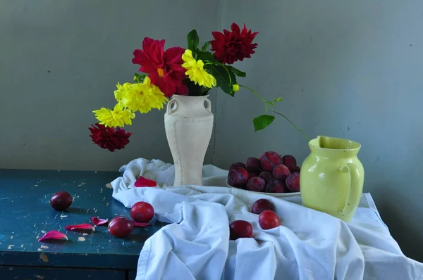 在木制桌子上放着一束鲜花的花瓶里 红黄相间的玫瑰静止不动地绽放着 — 图库照片