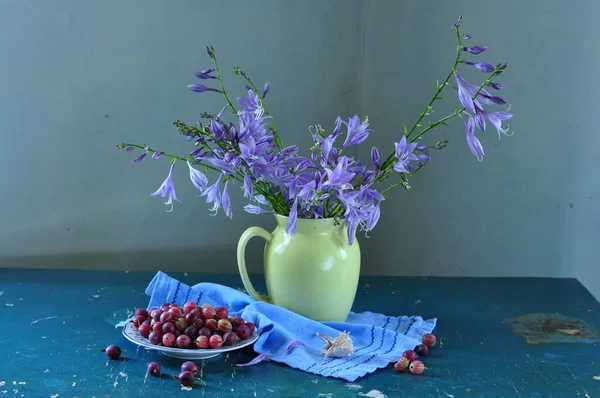 Ainda Vida Com Buquê Flores Vermelhas Xícara Chá Quente — Fotografia de Stock