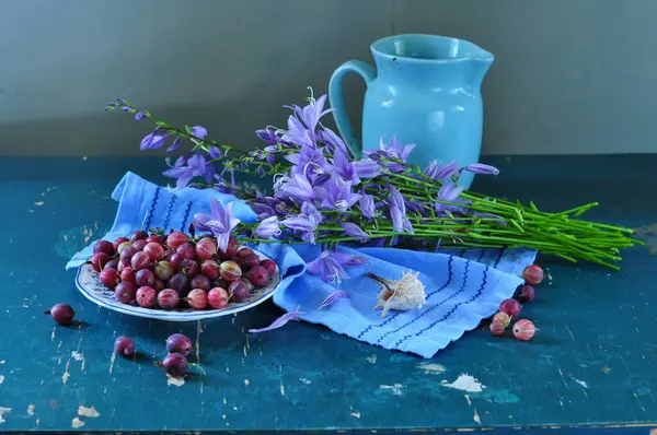 Frische Rote Beeren Und Wildblumen Auf Einem Blauen Holztisch Stillleben — Stockfoto