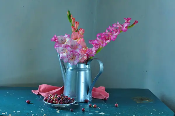 Hayat Durgun Pembe Çiçekler Masanın Üstünde Vazoda — Stok fotoğraf