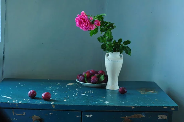 Stillleben Mit Einem Strauß Blauer Blumen Und Einer Vase Mit — Stockfoto