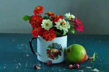 Vazodaki güzel çiçekler ve meyveler
