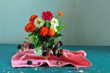 Bir buket çiçek ve meyve.