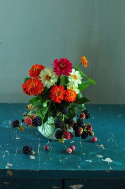 Durgun bir vazo, çiçekler ve bir buket çiçek.