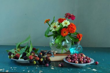 Masada taze meyve ve çiçekler var.