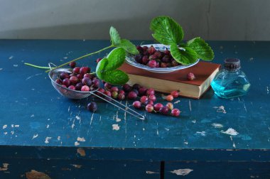 Masadaki kirazların durgun yaşamı