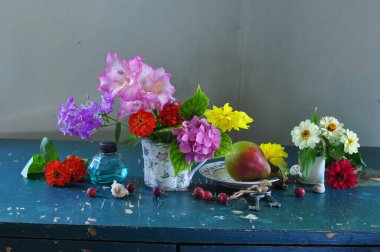 Beyaz arka planda çiçekler ve mumlarla dolu bir hayat