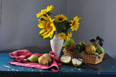 Hayat elma ve çiçeklerle dolu