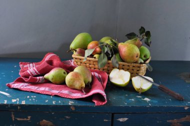 Kırsal alanda taze kırmızı elmalar ve armutlar