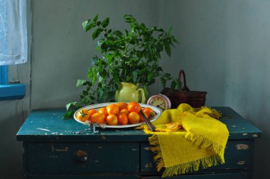 Olgun mandalina, limon, elma ve tahtadan bir sürahi sütle dolu bir hayat..