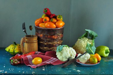 Sebze ve meyveler ahşap masada.