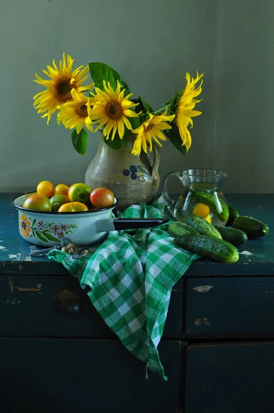 Stillleben Mit Einem Strauß Gelber Blumen Und Einem Krug Milch — Stockfoto