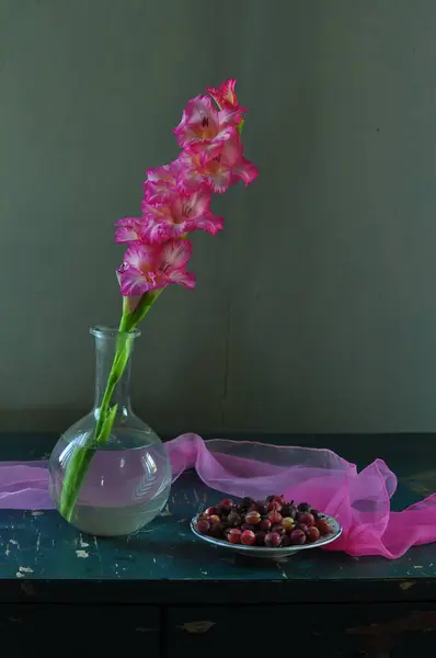 Eine Nahaufnahme Einer Schönen Rosa Blume Einer Glasvase — Stockfoto