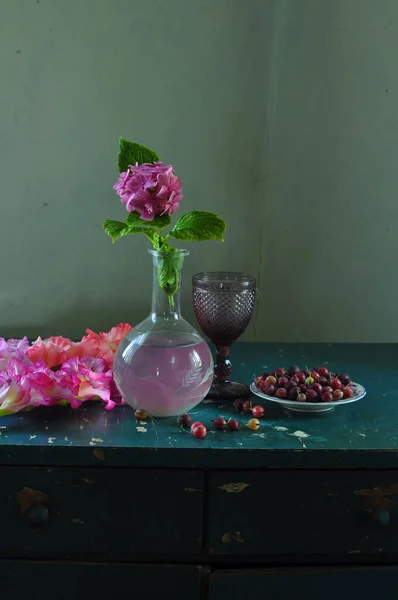 Stillleben Aus Rosa Blüten Und Teekanne — Stockfoto