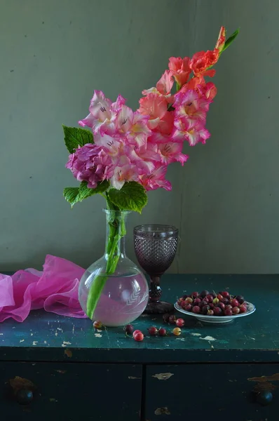 Şakayık Çiçekleri Sürahisi Olan Bir Hayat — Stok fotoğraf