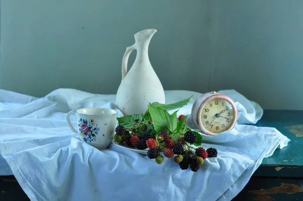 Stillleben Aus Weißer Kanne Einer Tasse Frischer Milch Und Beeren — Stockfoto