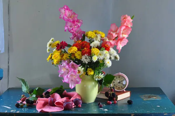 Schöner Blumenstrauß Der Vase Auf Dem Tisch — Stockfoto