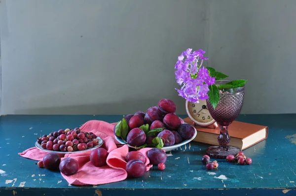 Masada Bir Buket Taze Çiçek Bir Vazo Çiçek — Stok fotoğraf