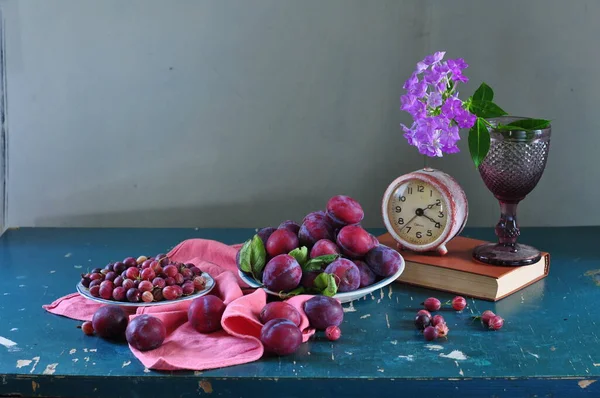 まだ生きている まだ花束 赤ワインのグラス 木のテーブルの上のリンゴのボトル 花束と生きている — ストック写真