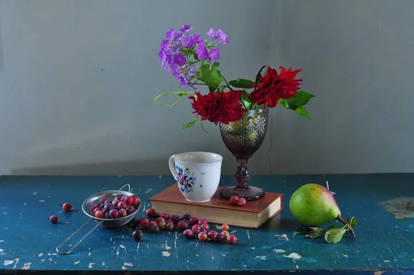 Stillleben Leben Mit Blumen Beeren Und Einer Tasse Cocktail — Stockfoto