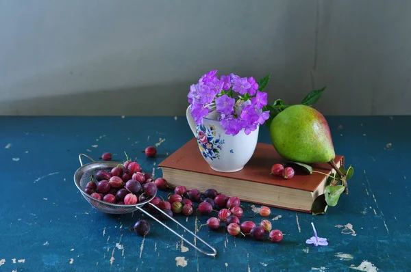 Stillleben Eines Straußes Reifer Früchte Blumen Und Eines Buches — Stockfoto
