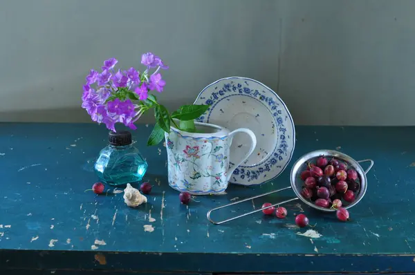 Stillleben Mit Tasse Tee Teekanne Und Blumen — Stockfoto