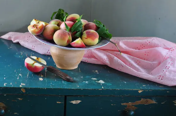 Frische Pfirsiche Und Pfirsiche Einer Schüssel — Stockfoto
